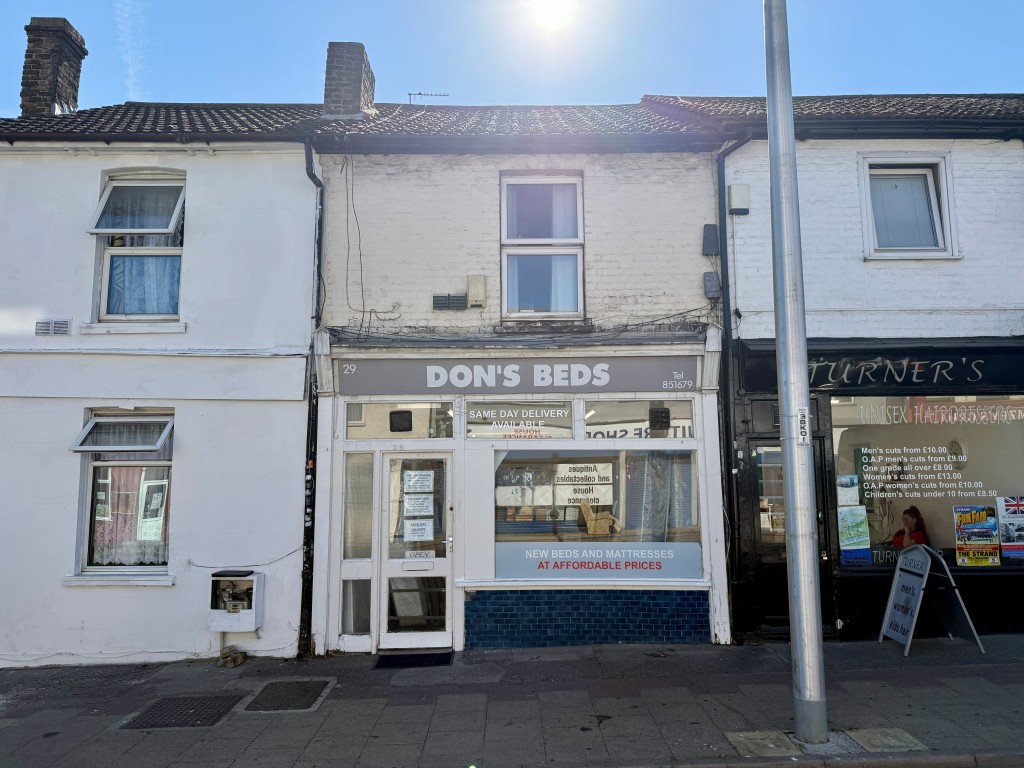 Lot: 13 - SHOP WITH ONE-BEDROOM FLAT ABOVE - Shop with one bedroom flat
